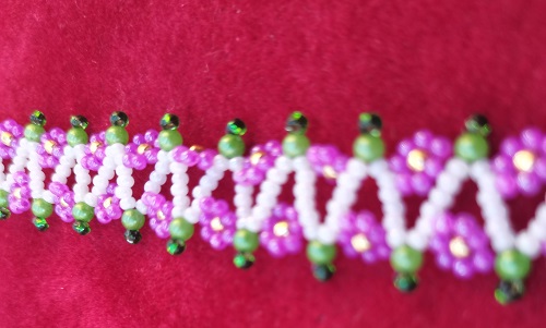 5月25日，家里干的手工活兼職，帶回家做的手工項目，開飾品加工廠，在手工之家，純手工受歡迎，圖為串珠米珠繡純手工產(chǎn)品剪影