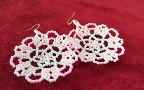 5月26日，手工活外發(fā)加工正規(guī)的廠家，開手工加工廠，靈活就業(yè)創(chuàng)業(yè)，與手工之家合作，自由靈活把錢掙，圖為串珠米珠繡純手工產(chǎn)品剪影