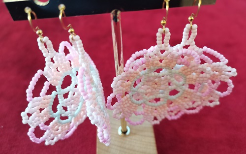 5月26日，手工活外發(fā)加工正規(guī)的廠家，開手工加工廠，靈活就業(yè)創(chuàng)業(yè)，與手工之家合作，自由靈活把錢掙，圖為串珠米珠繡純手工產(chǎn)品剪影