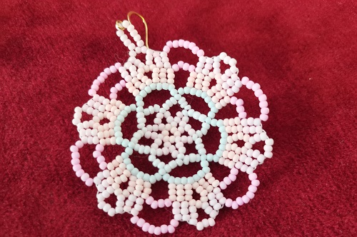 5月26日，手工活外發(fā)加工正規(guī)的廠家，開手工加工廠，靈活就業(yè)創(chuàng)業(yè)，與手工之家合作，自由靈活把錢掙，圖為串珠米珠繡純手工產(chǎn)品剪影