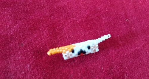 5月27日，兼職手工活可以帶回家做的，開手工加工廠，居家手工項目，在手工之家，良好的合作因為大家相互成就，圖為串珠米珠繡純手工產(chǎn)品剪影