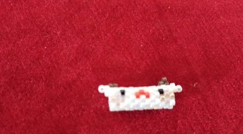 5月27日，兼職手工活可以帶回家做的，開手工加工廠，居家手工項目，在手工之家，良好的合作因為大家相互成就，圖為串珠米珠繡純手工產(chǎn)品剪影