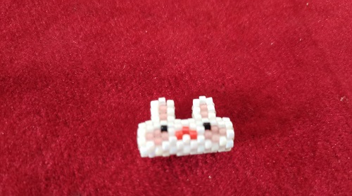 5月27日，兼職手工活可以帶回家做的，開手工加工廠，居家手工項目，在手工之家，良好的合作因為大家相互成就，圖為串珠米珠繡純手工產(chǎn)品剪影