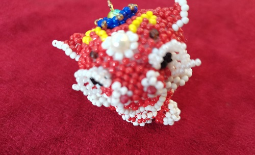 5月28日，手工活外發(fā)一手貨源，開飾品手工加工廠，在家兼職手工活掙錢，與手工之家合作，可信可靠，圖為串珠米珠繡純手工產(chǎn)品剪影