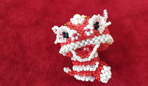 5月28日，手工活外發(fā)一手貨源，開飾品手工加工廠，在家兼職手工活掙錢，與手工之家合作，可信可靠，圖為串珠米珠繡純手工產(chǎn)品剪影