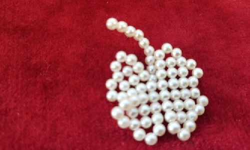 5月29日，在家就能賺錢的工作，拿回家做的手工活，開串珠手工加工廠，手工之家的純手工，城市農(nóng)村都能做，圖為串珠米珠繡純手工產(chǎn)品剪影