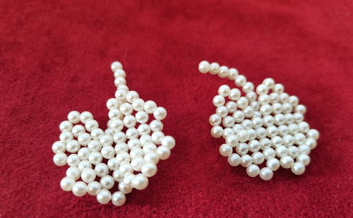 5月29日，在家就能賺錢的工作，拿回家做的手工活，開串珠手工加工廠，手工之家的純手工，城市農(nóng)村都能做，圖為串珠米珠繡純手工產(chǎn)品剪影