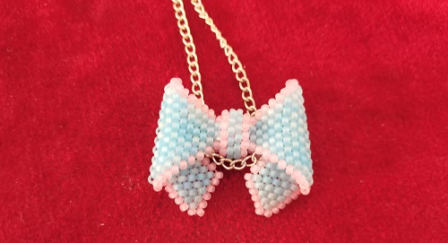 5月30日，手工活兼職可帶回家，開(kāi)手工飾品加工廠，手工活接單平臺(tái)，在手工之家，合作不同收入不同，圖為串珠米珠繡純手工產(chǎn)品剪影