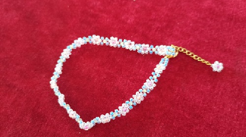 6月2日，在家里做什么可以掙錢，可以拿回家做的手工項目，開飾品加工廠，手工之家有適合大家的不同掙錢方式，圖為串珠米珠繡純手工產(chǎn)品剪影