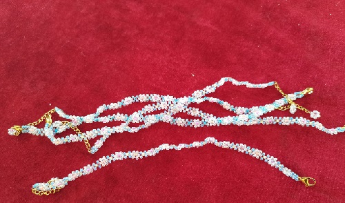 6月2日，在家里做什么可以掙錢，可以拿回家做的手工項目，開飾品加工廠，手工之家有適合大家的不同掙錢方式，圖為串珠米珠繡純手工產(chǎn)品剪影