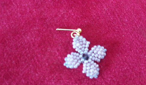  6月3日，在家里做什么可以掙錢，可以拿回家做的手工項目，開飾品加工廠，在手工之家，合作都是勞有所得，圖為串珠米珠繡純手工產(chǎn)品剪影