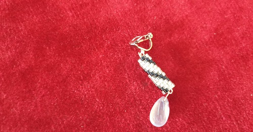  6月3日，在家里做什么可以掙錢，可以拿回家做的手工項目，開飾品加工廠，在手工之家，合作都是勞有所得，圖為串珠米珠繡純手工產(chǎn)品剪影