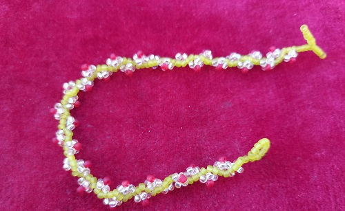 6月5日，家里干的手工活兼職，在家做的好副業(yè)，手工飾品加工廠，在手工之家，重產(chǎn)品銷售讓合作更穩(wěn)定長久，圖為串珠米珠繡手工產(chǎn)品剪影