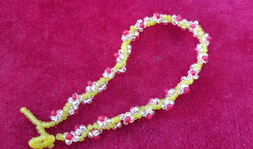 6月5日，家里干的手工活兼職，在家做的好副業(yè)，手工飾品加工廠，在手工之家，重產(chǎn)品銷售讓合作更穩(wěn)定長久，圖為串珠米珠繡手工產(chǎn)品剪影