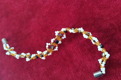 6月6日，外發(fā)手工活正規(guī)平臺，手工靈活就業(yè)創(chuàng)業(yè)，開手工加工廠，選擇手工之家，這里有發(fā)展前景，圖為串珠米珠繡手工產品剪影