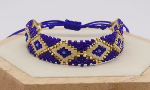 6月9日，兼職手工活外發(fā)加工在家可做，在家掙錢的好副業(yè)，開飾品加工廠，在手工之家，要掙錢就要行動起來、解決問題，圖為串珠米珠繡手工產(chǎn)品剪影