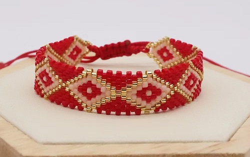 6月9日，兼職手工活外發(fā)加工在家可做，在家掙錢的好副業(yè)，開飾品加工廠，在手工之家，要掙錢就要行動起來、解決問題，圖為串珠米珠繡手工產(chǎn)品剪影