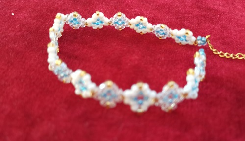 6月10日，手工活兼職招聘信息，居家靈活就業(yè)副業(yè)，開(kāi)手工加工廠(chǎng)，手工之家的純手工項(xiàng)目，產(chǎn)品很豐富，圖為串珠米珠繡純手工產(chǎn)品剪影