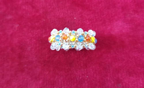 6月11日，手工活外發(fā)一手貨源，拿回家做的手工副業(yè)，在家開飾品手工加工廠掙錢，與手工之家合作，你我他都能做，圖為串珠米珠繡純手工產(chǎn)品剪影