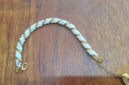 6月12日，手工活兼職可帶回家，開飾品加工廠，居家靈活就業(yè)創(chuàng)業(yè)好選擇，在手工之家，純手工有特點、能掙錢，圖為串珠米珠繡手工產(chǎn)品剪影