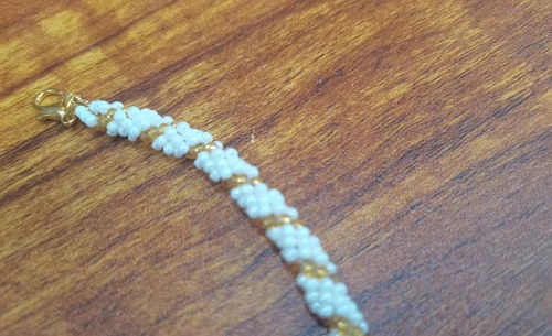 6月12日，手工活兼職可帶回家，開飾品加工廠，居家靈活就業(yè)創(chuàng)業(yè)好選擇，在手工之家，純手工有特點、能掙錢，圖為串珠米珠繡手工產(chǎn)品剪影