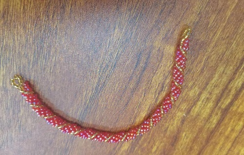 6月15日，在家就能掙錢的工作，拿回家做的手工活，開手工加工廠，居家靈活就業(yè)手工好副業(yè)，因?yàn)闅v史和實(shí)力選手工之家，圖為串珠米珠繡純手工產(chǎn)品剪影