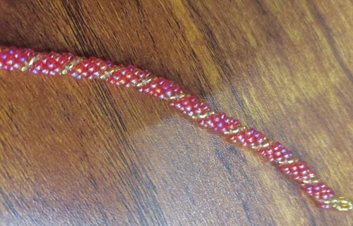 6月15日，在家就能掙錢的工作，拿回家做的手工活，開手工加工廠，居家靈活就業(yè)手工好副業(yè)，因?yàn)闅v史和實(shí)力選手工之家，圖為串珠米珠繡純手工產(chǎn)品剪影