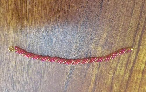 6月15日，在家就能掙錢的工作，拿回家做的手工活，開手工加工廠，居家靈活就業(yè)手工好副業(yè)，因?yàn)闅v史和實(shí)力選手工之家，圖為串珠米珠繡純手工產(chǎn)品剪影