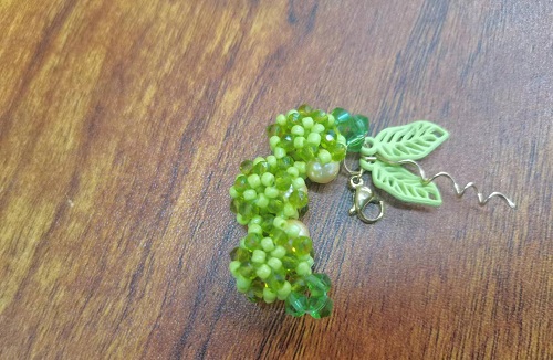 6月16日，手工兼職在家做是真的嗎，開手工加工廠，在家做的手工好副業(yè)，選手工之家，因為這里堅持發(fā)展純手工事業(yè)，圖為串珠米珠繡純手工產(chǎn)品剪影