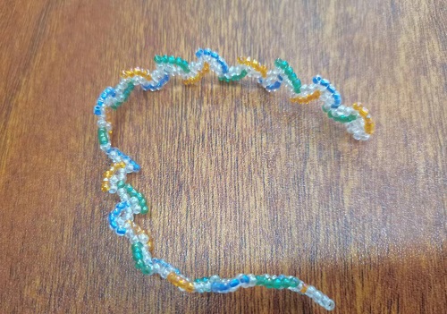 6月17日，在家里就能賺錢的工作，開手工加工廠，居家靈活就業(yè)好副業(yè)，可信可靠，在手工之家，良好的服務(wù)讓大家踏實放心，圖為串珠米珠繡純手工產(chǎn)品剪影