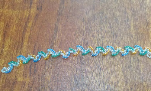 6月17日，在家里就能賺錢的工作，開手工加工廠，居家靈活就業(yè)好副業(yè)，可信可靠，在手工之家，良好的服務(wù)讓大家踏實放心，圖為串珠米珠繡純手工產(chǎn)品剪影