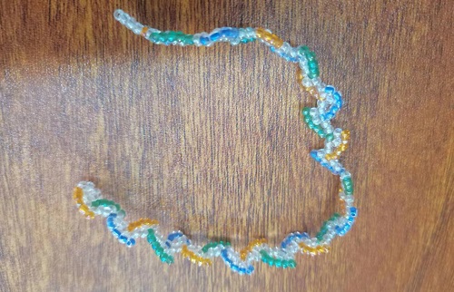 6月17日，在家里就能賺錢的工作，開手工加工廠，居家靈活就業(yè)好副業(yè)，可信可靠，在手工之家，良好的服務(wù)讓大家踏實放心，圖為串珠米珠繡純手工產(chǎn)品剪影