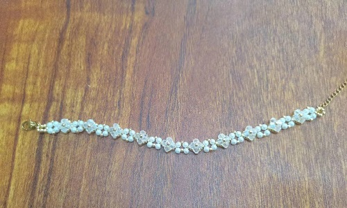 6月18日，手工活兼職招聘信息，開串珠手工加工廠，在家做手工副業(yè)靈活就業(yè)，手工之家是大家共同收入成長(zhǎng)的舞臺(tái)，圖為串珠米珠繡純手工產(chǎn)品剪影