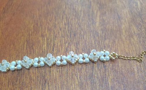 6月18日，手工活兼職招聘信息，開串珠手工加工廠，在家做手工副業(yè)靈活就業(yè)，手工之家是大家共同收入成長(zhǎng)的舞臺(tái)，圖為串珠米珠繡純手工產(chǎn)品剪影