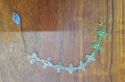 6月19日，手工活外發(fā)加工正規(guī)的廠家，開飾品加工廠，靈活就業(yè)項目，在手工之家，加工好的產(chǎn)品這樣回收銷售，圖為串珠純手工產(chǎn)品剪影