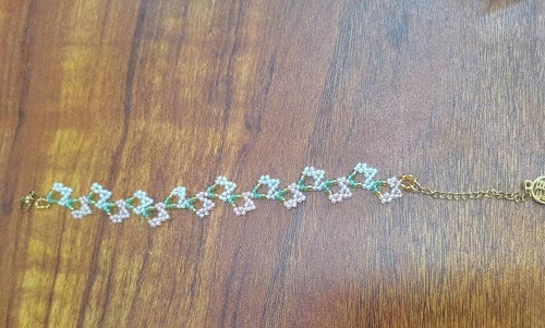 6月19日，手工活外發(fā)加工正規(guī)的廠家，開飾品加工廠，靈活就業(yè)項目，在手工之家，加工好的產(chǎn)品這樣回收銷售，圖為串珠純手工產(chǎn)品剪影