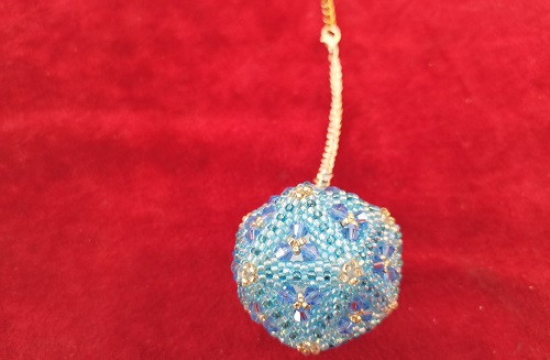 6月21日，外發(fā)加工接單平臺(tái)，正規(guī)手工加工回收項(xiàng)目，開串珠純手工加工廠，在手工之家，產(chǎn)品的重要性從來不言而喻，圖為串珠米珠繡純手工產(chǎn)品剪影