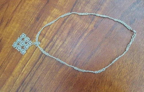 6月22日，手工活外發(fā)加工可靠嗎？在家做手工副業(yè)掙錢，開手工加工廠，喜歡與手工之家合作，因?yàn)楹献髁己梅判模瑘D為串珠米珠繡純手工產(chǎn)品剪影