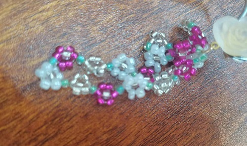 6月22日，手工活外發(fā)加工可靠嗎？在家做手工副業(yè)掙錢，開手工加工廠，喜歡與手工之家合作，因?yàn)楹献髁己梅判?，圖為串珠米珠繡純手工產(chǎn)品剪影