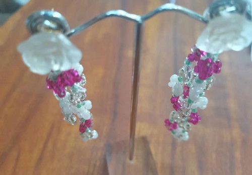 6月22日，手工活外發(fā)加工可靠嗎？在家做手工副業(yè)掙錢，開手工加工廠，喜歡與手工之家合作，因?yàn)楹献髁己梅判?，圖為串珠米珠繡純手工產(chǎn)品剪影