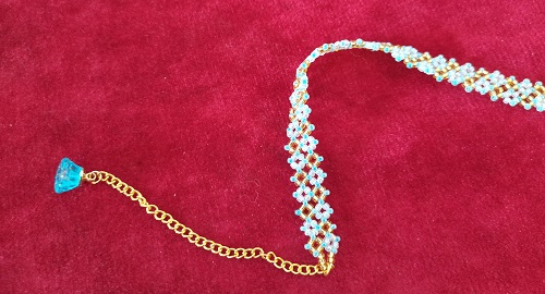 6月23日，在家能做的手工活兼職，正規(guī)可靠的手工副業(yè)，開手工加工廠，在手工之家，收入多少主要看這三點(diǎn)，圖為串珠米珠繡純手工產(chǎn)品剪影