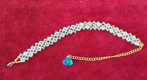 6月23日，在家能做的手工活兼職，正規(guī)可靠的手工副業(yè)，開手工加工廠，在手工之家，收入多少主要看這三點(diǎn)，圖為串珠米珠繡純手工產(chǎn)品剪影