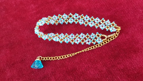 6月23日，在家能做的手工活兼職，正規(guī)可靠的手工副業(yè)，開手工加工廠，在手工之家，收入多少主要看這三點(diǎn)，圖為串珠米珠繡純手工產(chǎn)品剪影