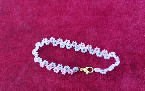 6月24日，手工活兼職可帶回家，拿回家的手工活，開手工加工廠，在家做手工掙錢，在手工之家，認(rèn)真對(duì)待、好好做就是掙錢的訣竅，圖為串珠米珠繡純手工產(chǎn)品剪影