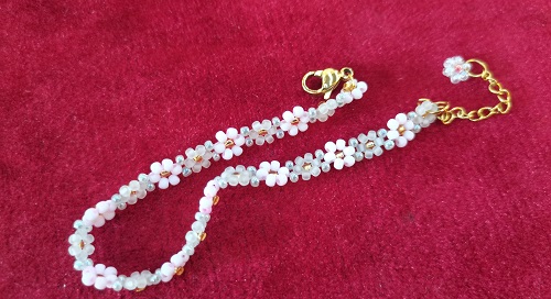 6月25日，外發(fā)手工領(lǐng)回家做，在家做手工副業(yè)掙錢，開手工加工廠，在手工之家,認(rèn)真負(fù)責(zé)才能做得好、收入好，圖為串珠米珠繡純手工產(chǎn)品剪影