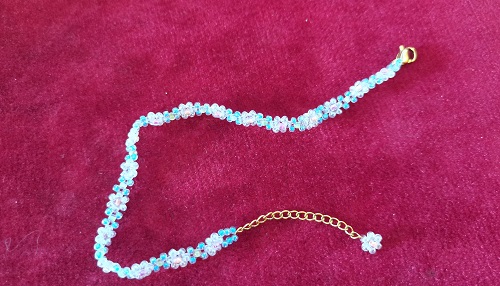 6月26日，在家做兼職的正規(guī)平臺，開手工加工廠，居家手工好副業(yè)，與手工之家合作，選擇對不對看這幾點就知道，圖為串珠米珠繡純手工產(chǎn)品剪影