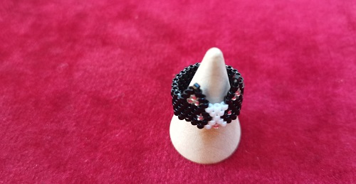 6月27日，手工兼職在家做是真的嗎，靈活就業(yè)手工項(xiàng)目，開手工加工廠，在手工之家，純手工與時(shí)俱進(jìn)、一直在創(chuàng)新發(fā)展，圖為串珠米珠繡純手工產(chǎn)品剪影