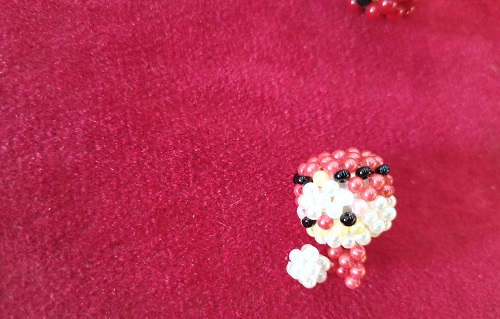 6月28日，正規(guī)手工活接單平臺，手工加工回收項目，開手工加工廠，手工之家重服務、重合作，圖為串珠米珠繡純手工產品剪影