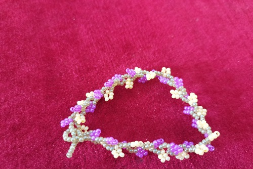 6月29日，手工活兼職可帶回家，手工靈活就業(yè)的好副業(yè)，開手工加工廠，手工之家和手工事業(yè)是大家居家掙錢增收的保障，圖為串珠米珠繡純手工產(chǎn)品剪影