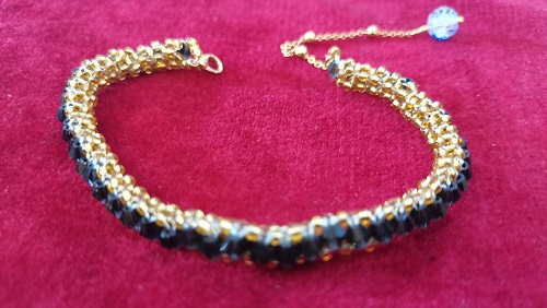 6月30日，可在家做的兼職手工活, 想接正規(guī)廠家的手工項目，開手工加工廠，在家做手工靈活就業(yè)創(chuàng)業(yè)，選手工之家，這里的手工有優(yōu)勢，圖為串珠米珠繡純手工產(chǎn)品剪影